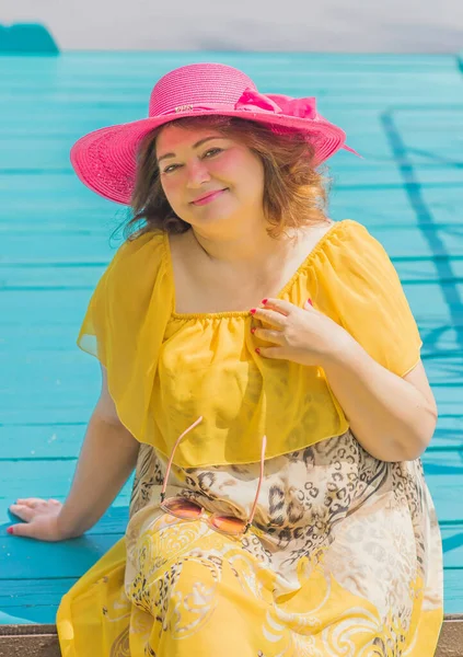 プラスサイズヨーロッパやアメリカの女性で自然で黄色のロマンチックなドレスとピンクの帽子 休日をお楽しみください 人々の生活Xlサイズ 幸せな素敵な自然の美しさの女性 太りすぎの概念 — ストック写真