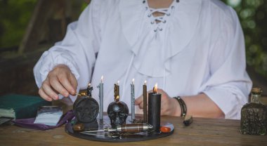 Ayin yapan adam. Ezoterik kavram, büyü, gelecek kehaneti ve putperestlik, putperestliğin gücü