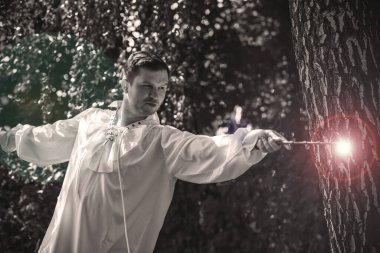 Sihirli değnekli adam büyücü. Cadılar Bayramı konsepti, maskeli balo ya da kostümlü oyun