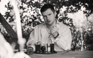 Sihirli şeylerle büyücülük yapan adam. Cadılar Bayramı konsepti, maskeli balo veya kostüm erkek görünüşü