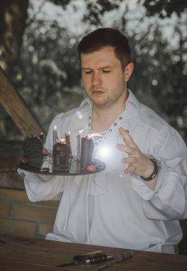 Sihirli şeylerle büyücülük yapan adam. Cadılar Bayramı konsepti, maskeli balo veya kostüm erkek görünüşü