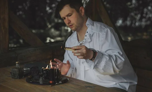 Hombre Mago Con Cosas Mágicas Concepto Halloween Disfraz Cosplay Mirada —  Fotos de Stock