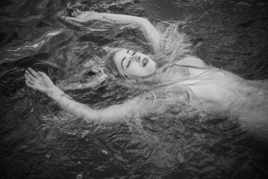 Eski Avrupa büyüsü, Gizemli Pagan sahnesi, göldeki kadın, ayin. Suda sihirli kehanet, Undina 