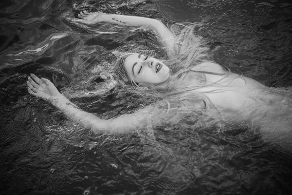 Старая Европейская Магия Мистическая Языческая Сцена Женщина Озере Обряд Волшебное — стоковое фото