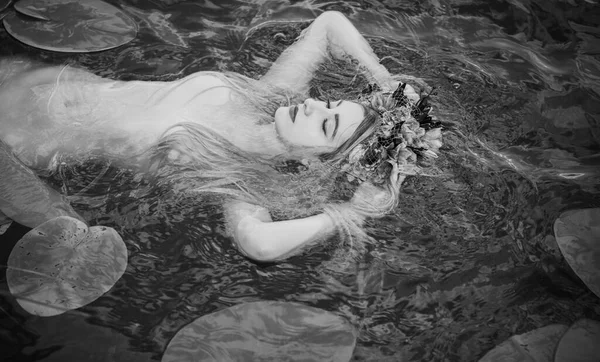 古いヨーロッパの魔法 神秘的なパガンのシーン ライトの女性 水の中の魔法の占い ウンディナ — ストック写真