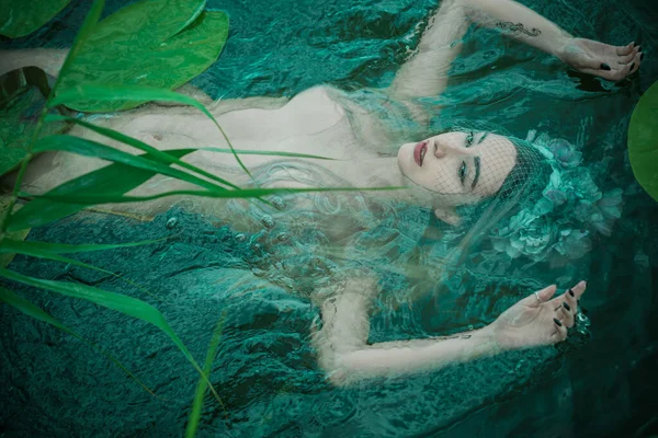 Eski Avrupa büyüsü, Gizemli Pagan sahnesi, göldeki kadın, ayin. Suda sihirli kehanet, Undina 