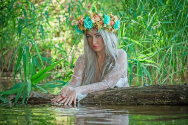 Eski Avrupa büyüsü, Gizemli Pagan sahnesi, göldeki kadın, ayin. Suda sihirli kehanet, Undina 