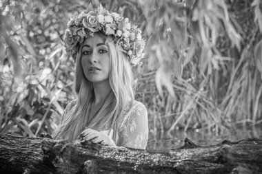 Eski Avrupa büyüsü, Gizemli Pagan sahnesi, göldeki kadın, ayin. Suda sihirli kehanet, Undina 