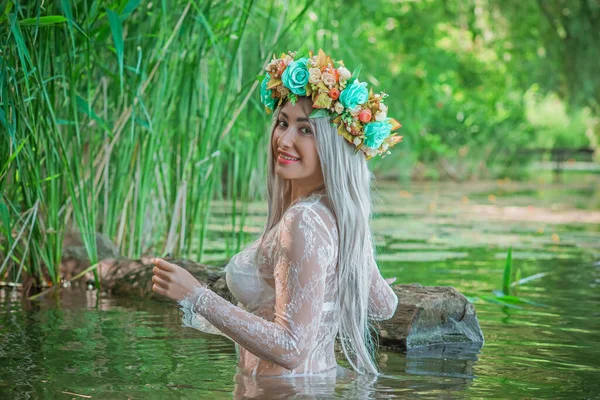 Stara Europejska Magia Tajemnicza Pogańska Scena Kobieta Jeziorze Rytuał Magiczna — Zdjęcie stockowe