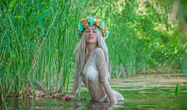 Vieille Magie Européenne Scène Païenne Mystique Femme Dans Lac Rite — Photo