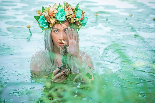 古老的欧洲魔法 神秘异教徒的场景 湖中的女人 神奇的水占卜 Undina — 图库照片