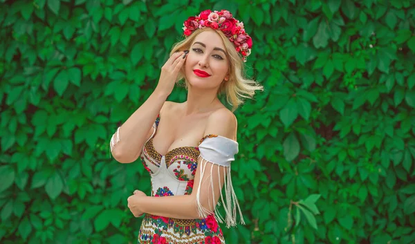 Vrouw Slavische Etnische Geborduurde Jurk Bloemenkrans Haar Concept Van Schoonheid — Stockfoto