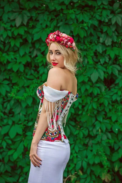 Woman Slavic Ethnic Embroidered Dress Flower Wreath Hair Concept Beauty — Stock Photo, Image