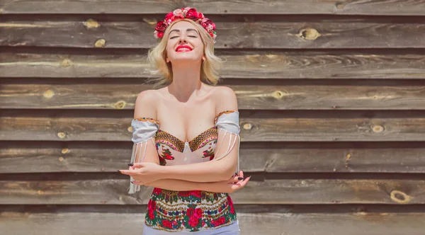 Mulher Vestido Bordado Étnico Eslavo Coroa Flores Cabelo Conceito Beleza — Fotografia de Stock