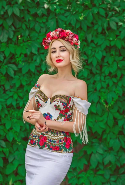 穿着斯拉夫族绣花衣服的女人 头上戴着花环 斯拉夫妇女的美的概念 Boho风格 — 图库照片