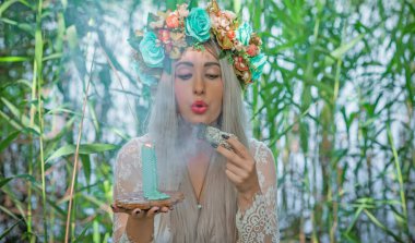 Eski Avrupa büyüsü, Gizemli Pagan sahnesi, gölde mumları olan kadın, ayin. Suda sihirli kehanet