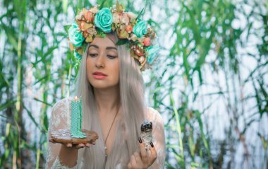 Eski Avrupa büyüsü, Gizemli Pagan sahnesi, gölde mumları olan kadın, ayin. Suda sihirli kehanet