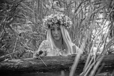 Eski Avrupa büyüsü, Gizemli Pagan sahnesi, gölde mumları olan kadın, ayin. Suda sihirli kehanet