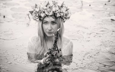 Eski Avrupa büyüsü, Gizemli Pagan sahnesi, gölde mumları olan kadın, ayin. Suda sihirli kehanet