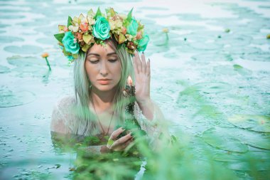 Eski Avrupa büyüsü, Gizemli Pagan sahnesi, gölde mumları olan kadın, ayin. Suda sihirli kehanet