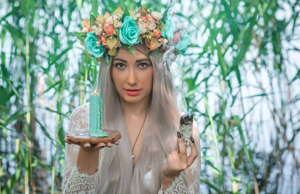 Eski Avrupa büyüsü, Gizemli Pagan sahnesi, gölde mumları olan kadın, ayin. Suda sihirli kehanet