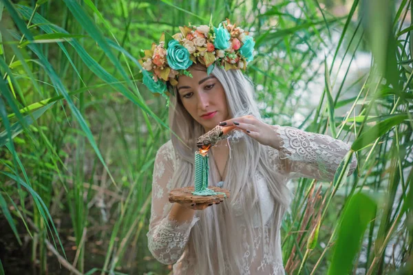 Παλιά Ευρωπαϊκή Μαγεία Μυστικιστική Παγανιστική Σκηνή Γυναίκα Στη Λίμνη Κεριά — Φωτογραφία Αρχείου
