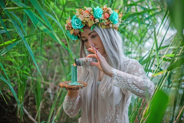 古老的欧洲魔法 神秘异教徒的场景 女人在湖中与蜡烛 神奇的水占卜 — 图库照片