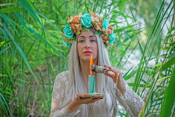 古老的欧洲魔法 神秘异教徒的场景 女人在湖中与蜡烛 神奇的水占卜 — 图库照片