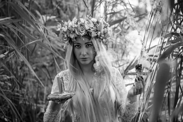 Antigua Magia Europea Escena Pagana Mística Mujer Lago Con Velas —  Fotos de Stock