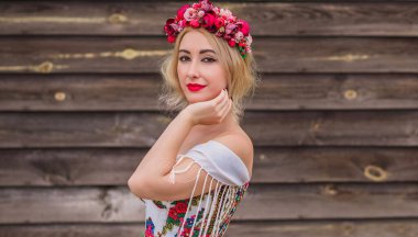 Slav kökenli kadın işlemeli elbise, saçında çiçek çelengi. Güzellik anlayışı Slav kadınları, Boho tarzı.