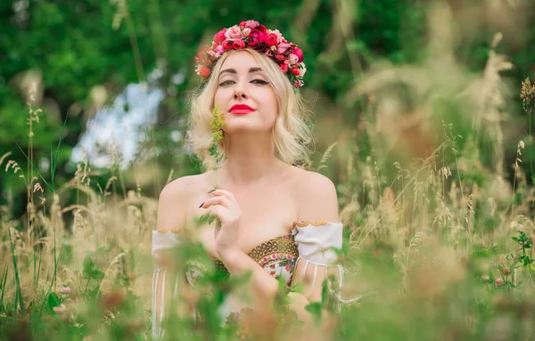 Vrouw Slavische Etnische Geborduurde Jurk Bloemenkrans Haar Concept Van Schoonheid — Stockfoto