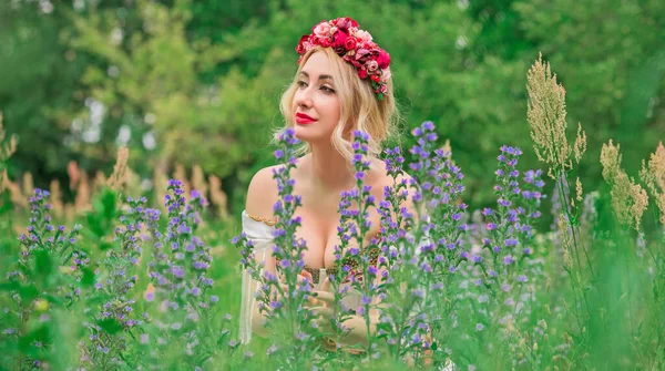 Mujer Vestido Bordado Étnico Eslavo Corona Flores Pelo Concepto Belleza —  Fotos de Stock