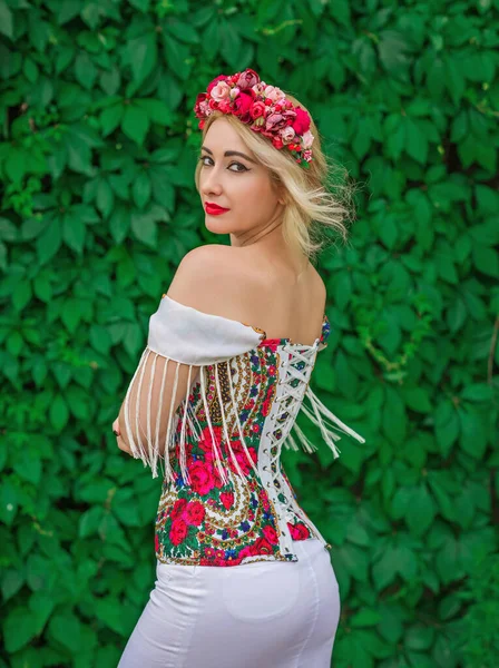 Γυναίκα Σλαβικό Κεντημένο Φόρεμα Στεφάνι Από Λουλούδια Στα Μαλλιά Έννοια — Φωτογραφία Αρχείου