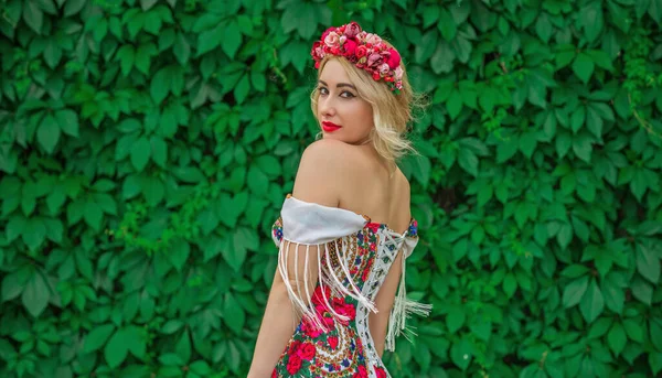 Mulher Vestido Bordado Étnico Eslavo Coroa Flores Cabelo Conceito Beleza — Fotografia de Stock