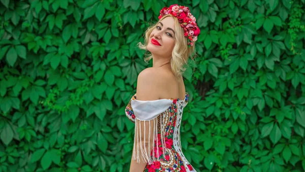 Slav Kökenli Kadın Işlemeli Elbise Saçında Çiçek Çelengi Güzellik Anlayışı — Stok fotoğraf