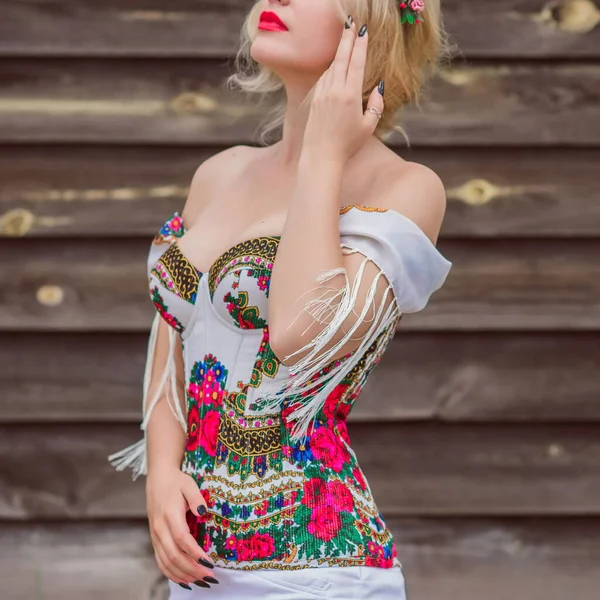 Žena Slovanských Etnických Vyšívaných Šatech Květinový Věnec Vlasech Koncept Krásy — Stock fotografie