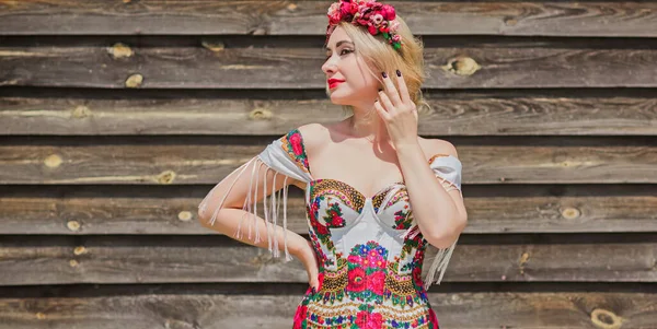 Mulher Vestido Bordado Étnico Eslavo Coroa Flores Cabelo Conceito Beleza — Fotografia de Stock