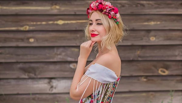 Mujer Vestido Bordado Étnico Eslavo Corona Flores Pelo Concepto Belleza —  Fotos de Stock