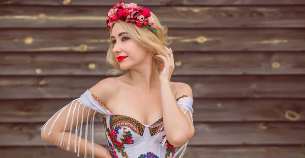 Kobieta Słowiańskich Etnicznych Haftowanych Sukienkach Wieniec Włosach Pojęcie Piękna Słowiańskie — Zdjęcie stockowe