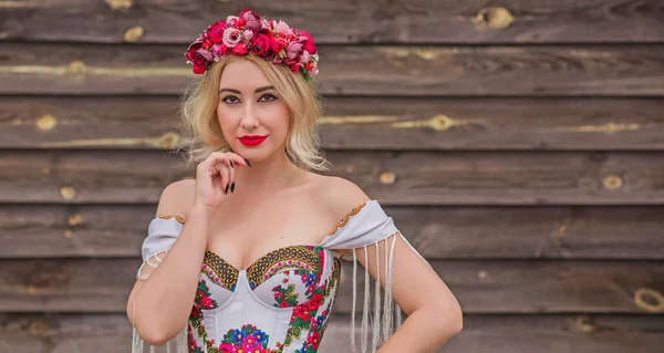 Woman Slavic Ethnic Embroidered Dress Flower Wreath Hair Concept Beauty — Stockfoto