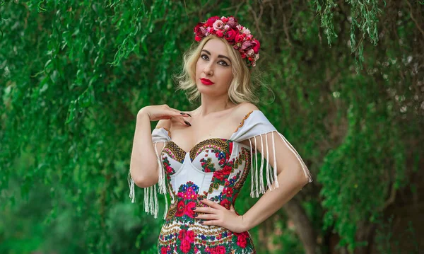 Mujer Vestido Bordado Étnico Eslavo Corona Flores Pelo Concepto Belleza —  Fotos de Stock