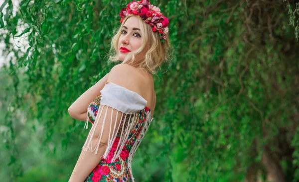 Frau Slawischen Ethnisch Bestickten Kleid Blumenkranz Haar Konzept Der Schönheit — Stockfoto