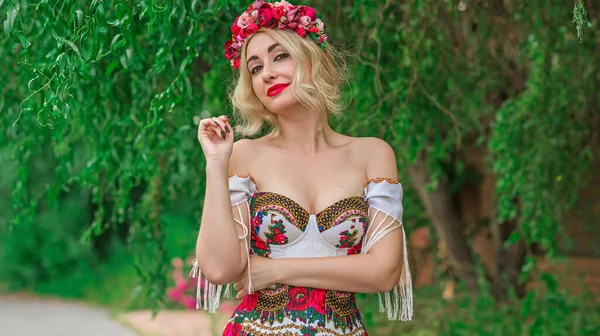 スラブ民族の刺繍のドレス 髪の花の花輪の女性 美しさの概念スラブの女性 Bohoスタイル — ストック写真