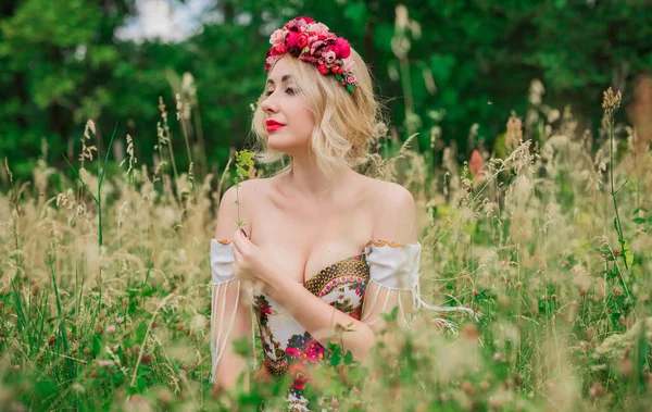 Vrouw Slavische Etnische Geborduurde Jurk Bloemenkrans Haar Concept Van Schoonheid — Stockfoto