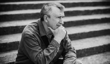 Olgun bir adamın psikoloji portresi, açık hava sahnesi, kriz konsepti, hayattaki sorunlar.