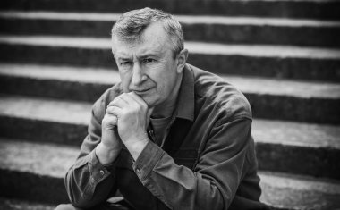 Olgun bir adamın psikoloji portresi, açık hava sahnesi, kriz konsepti, hayattaki sorunlar.