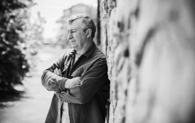 Olgun bir adamın psikoloji portresi, açık hava sahnesi, kriz konsepti, hayattaki sorunlar.