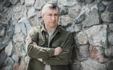 Olgun bir adamın psikoloji portresi, açık hava sahnesi, kriz konsepti, hayattaki sorunlar.