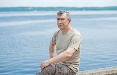 Olgun bir adamın psikoloji portresi, açık hava sahnesi, kriz konsepti, hayattaki sorunlar.