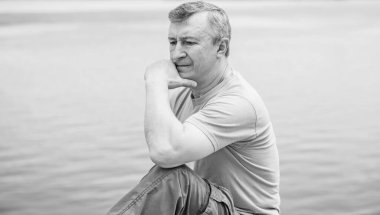 Olgun bir adamın psikoloji portresi, açık hava sahnesi, kriz konsepti, hayattaki sorunlar.